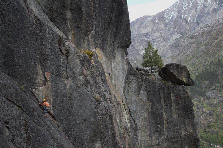 West Face Crack 1 (800x533).jpg