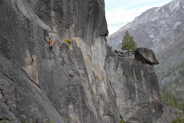 West Face Crack 2 (800x533).jpg